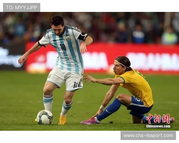 维尼修斯与库巴西在德比战中共享饮水时刻展现友谊