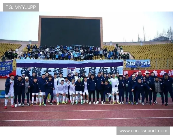 大连英博球迷远征军，客场助威声势不减